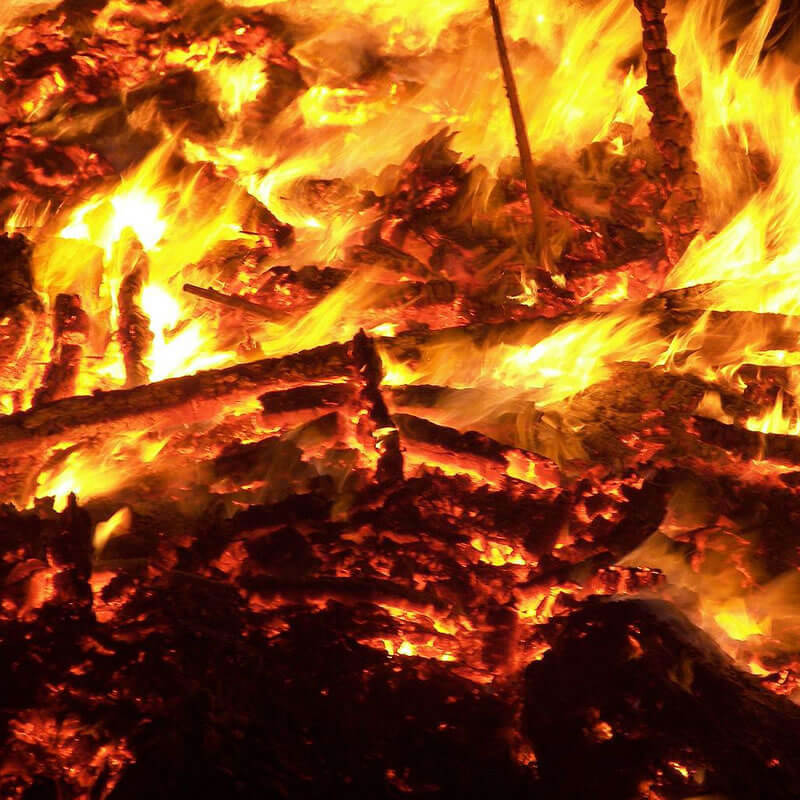 Desvendando Exu | Como povo nômade, a fogueira - ou melhor, o fogo - tem, para os Ciganos, um significado essencial de subsistência e proteção. Muito utilizada nos...